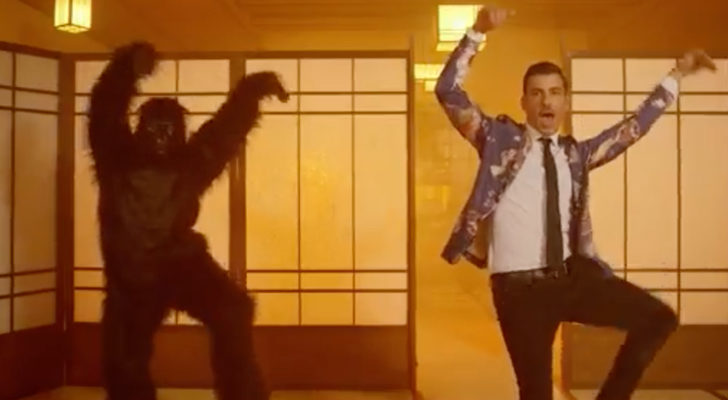 Francesco Gabbani baila con un gorila en "Occidentali Karma"