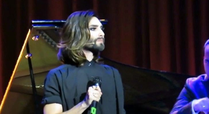 Thomas Neuwirth canta en la gala Wider Die Gewalt con una apariencia más masculina, a finales de 2016