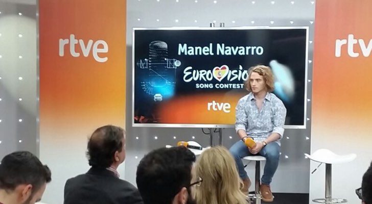 Momento de la rueda de prensa, con Manel Navarro compareciendo y Toñi Prieto y Federico Llano en el público