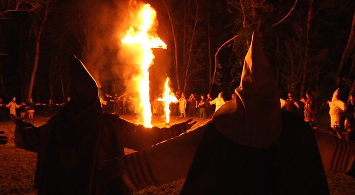 El Ku Klux Klan durante uno de sus ritos en 'Dentro de las sociedades secretas'
