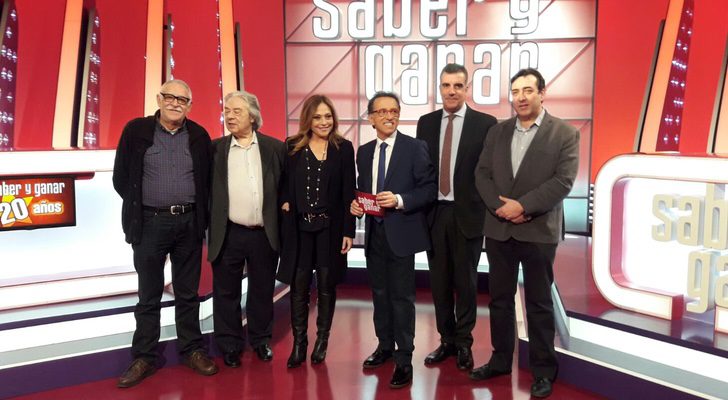 El equipo de 'Saber y ganar' posa ante los medios