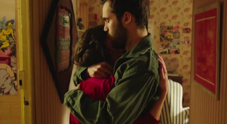 Carlitos abraza a Karina al conocer la sorprendente noticia en 'Cuéntame'
