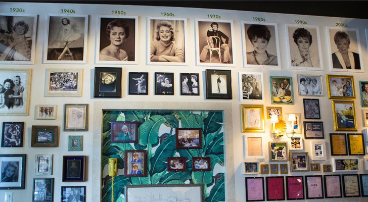 Una de las paredes de la cafetería repleta de recuerdos de 'Las chicas de oro'