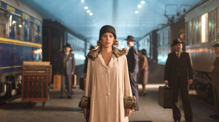 Maggie Civantos en la estación del tren en &#39;Las chicas del cable&#39;