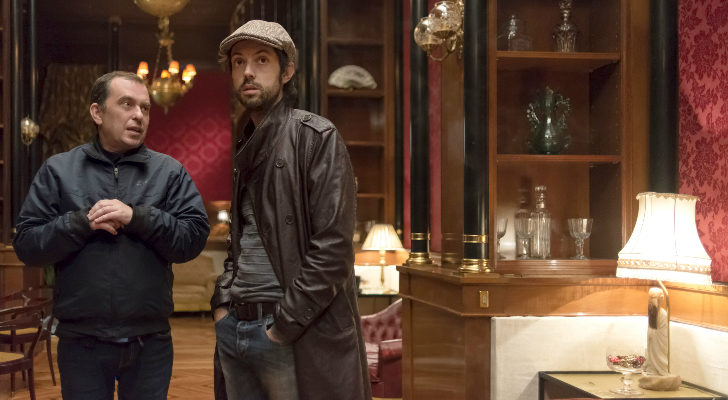 Carlos Sedes (izq) en uno de los sets de grabación de 'Las chicas del cable'