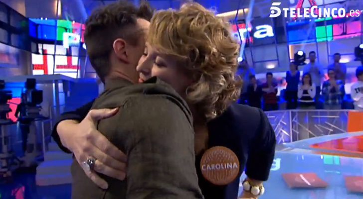 Carolina Ferre abraza al presentador