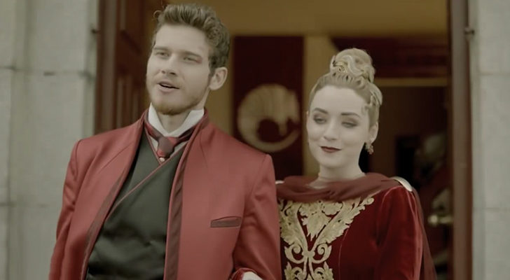 Oliver Stark y Sarah Bolger en la segunda temporada de 'Into the Badlands'