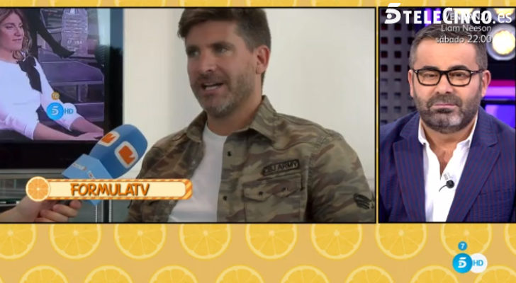 Jorge Javier Vázquez escuchando la entrevista de Toño Sanchís en FormulaTV