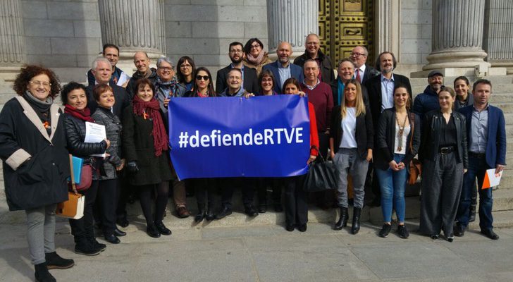 Miembros del Consejo de Informativos de TVE y representantes de los partidos el día en que se entregaron las 2.225 firmas