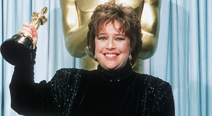 Kathy Bates con su premio a la mejor actriz en los Oscar de 1991