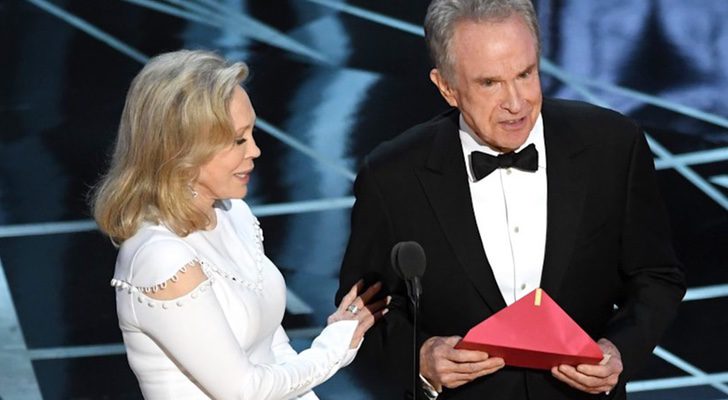 Faye Dunaway y Warren Beatty antes de entregar el Oscar