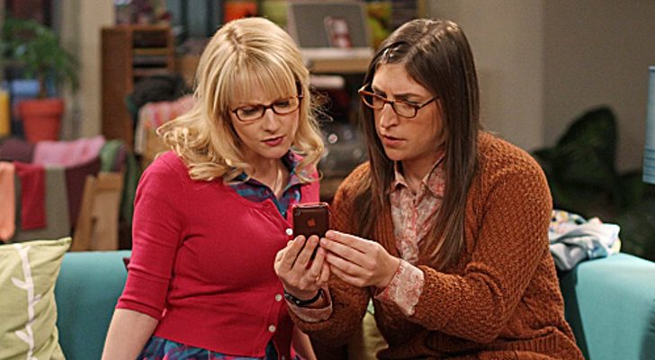 Melissa Rauch y Mayim Bialik en 'The Big Bang Theory'