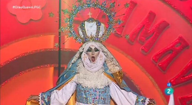 Drag Sethlas caracterizado como la Virgen María en la gala Drag Queen 2017