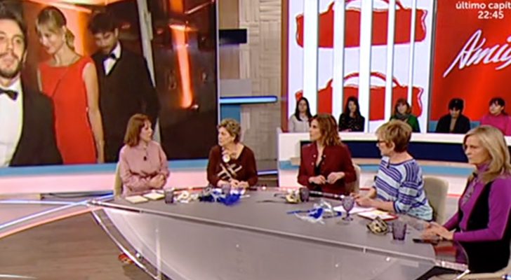 El equipo de 'Amigas y conocidas' hablando de Alba Carrillo