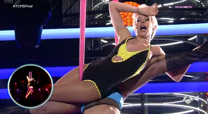 Beatriz Luengo bailando con las telas en la final de 'Tu cara me suena'