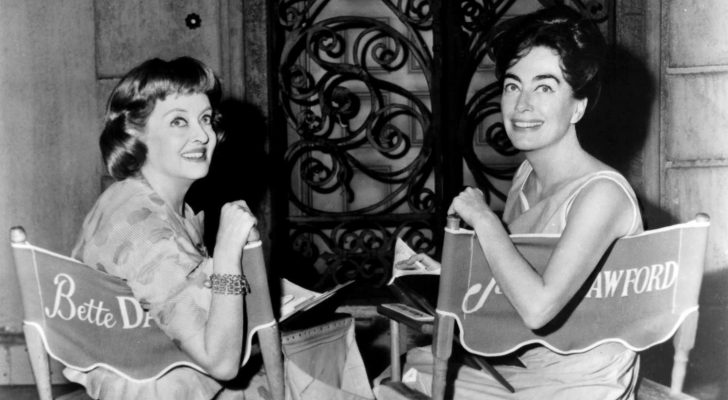 Bette Davis y Joan Crawford sentadas en el set de rodaje