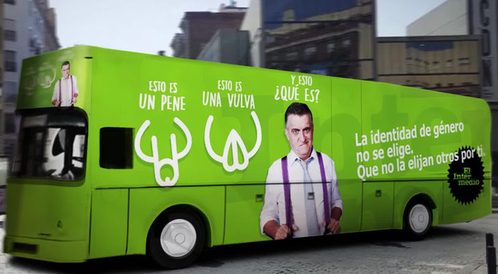El autobús, de color verde, que 'El intermedio' ha sacado a las calles de Madrid para escuchar al colectivo transgénero