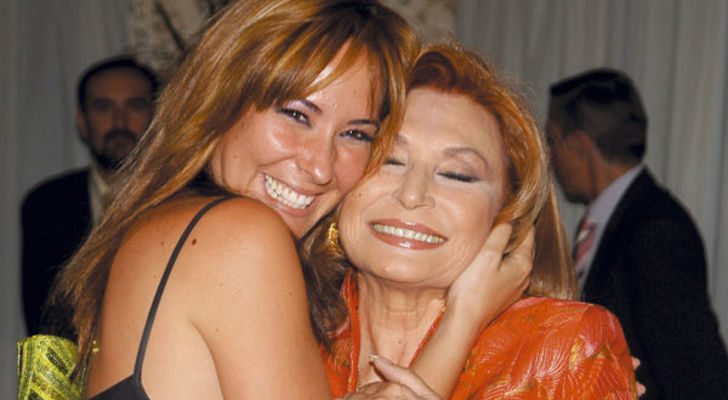 Chayo Mohedano abrazada a su tía Rocío Jurado