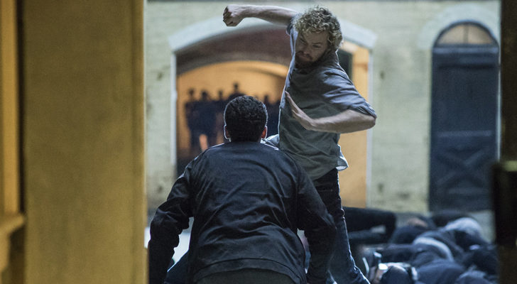 Finn Jones en una escena de acción de 'Iron Fist'