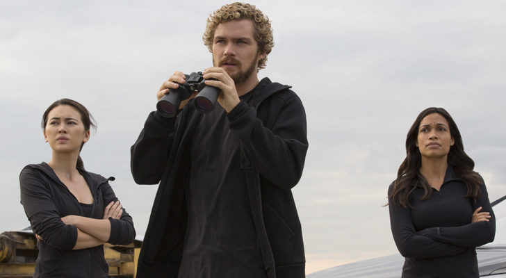 Finn Jones, Jessica Henwick y Rosario Dawson en 'Iron Fist'