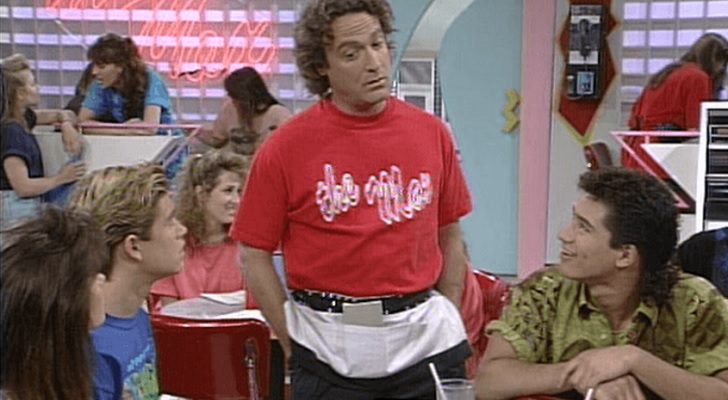 Ed Alonzo como Max en una escena de 'Salvados por la campana'