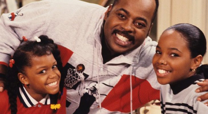 A la izquierda, Jaimee Foxworth como Judy Winslow junto a Carl y Laura, su familia ficticia en 'Cosas de casa'