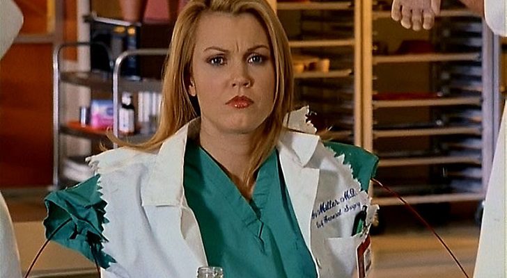 Bellamy Young como la doctora Grace Miller en 'Scrubs'