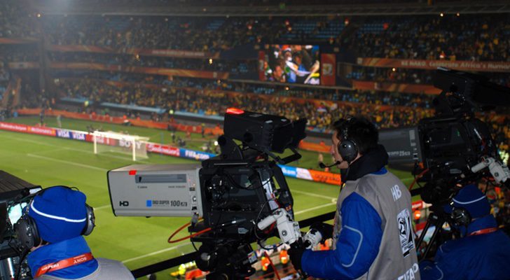 Un cámara de televisión trabaja en la retransmisión de un partido de fútbol