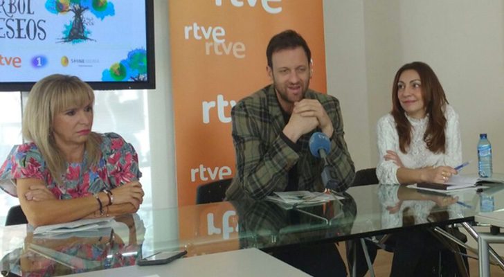 Edu Soto, presentador de 'El árbol de los deseos' entre Toñi Prieto y Ana Rivas