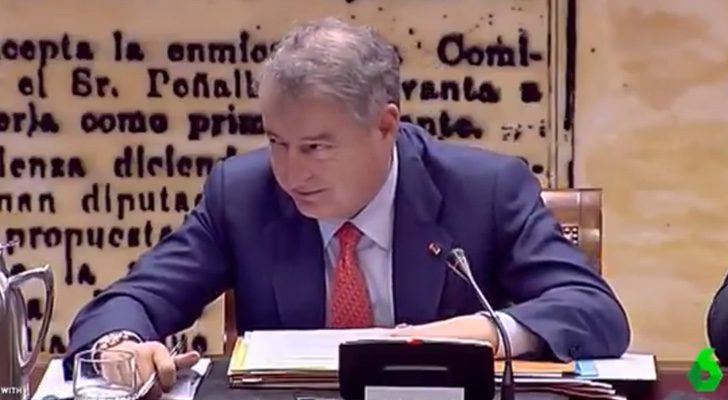 El presidente de RTVE, José Antonio Sánchez, impacientándose por abandonar el Senado