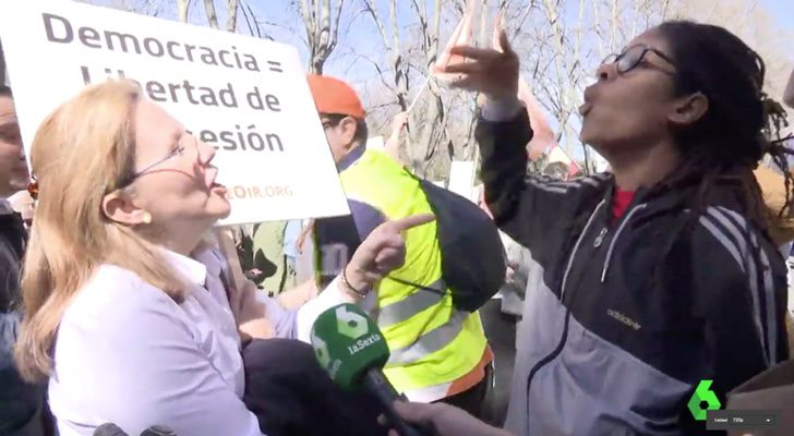 Discusión mantenida por dos mujeres en la manifestación de Hazte Oír