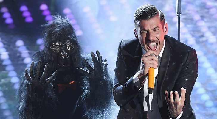 Francesco Gabbani y su mono bailarín en Sanremo 2017