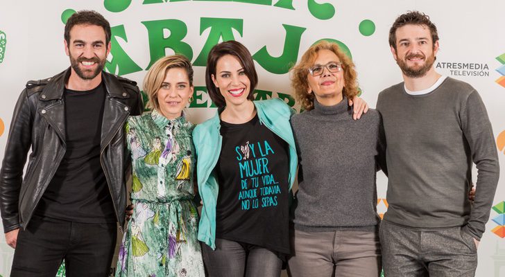 Posado de la pareja protagonista y las nuevas incorporaciones de la tercera de 'Allí abajo'