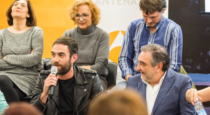 Jon Plazaola junto al resto de actores en la rueda en San Sebastián