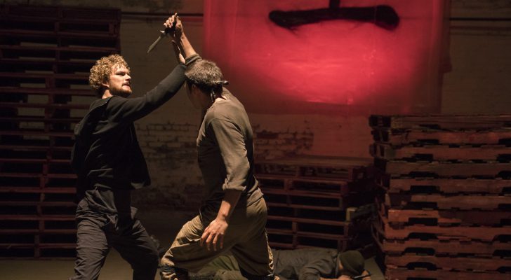 Daniel Rand (Finn Jones) en una escena de acción en 'Iron Fist'