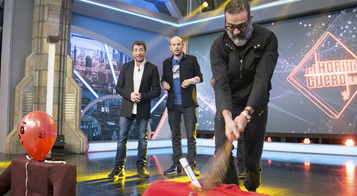 Jeffrey Dean Morgan con Lucille en 'El hormiguero'