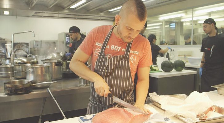 Dabiz Muñoz preparando un nuevo plato en 'El xef'