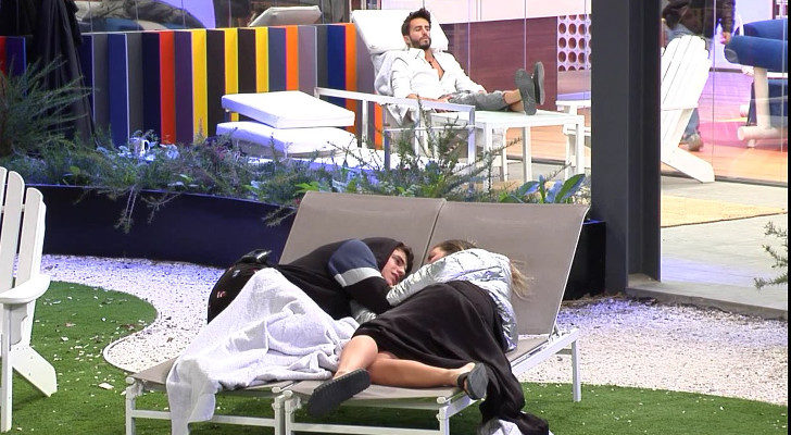 Alyson y Antonio en el jardín, mientras Marco permanece solo al fondo de la imagen