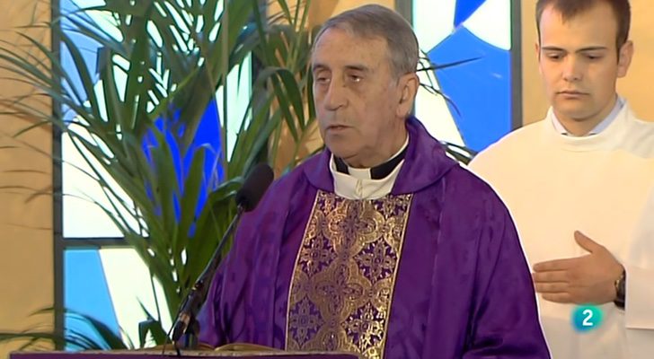 El sacerdote José Millán en la misa emitida por La 2