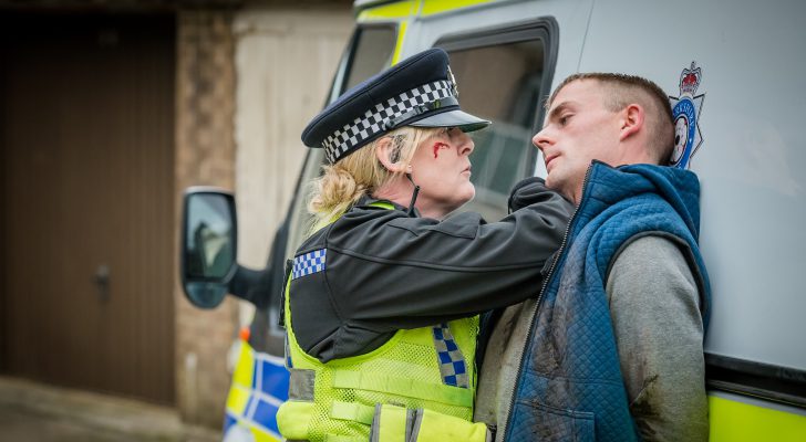 La sargento Catherine Cawood (Sarah Lancashire) reduciendo a un sospechoso