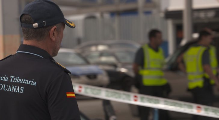 Uno de los agentes de la Agencia Tributaria que luchan contra el fraude fiscal en la frontera