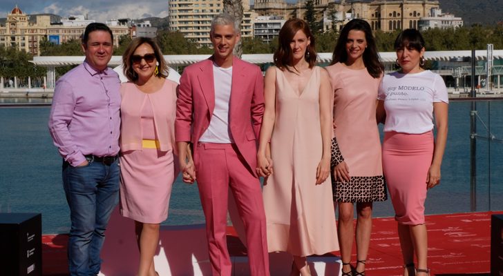 Secun de la Rosa, Carmen Machi, Eduardo Casanova y Ana Polvorosa con Macarena Gómez y Candela Peña en la presentación de "Pieles"