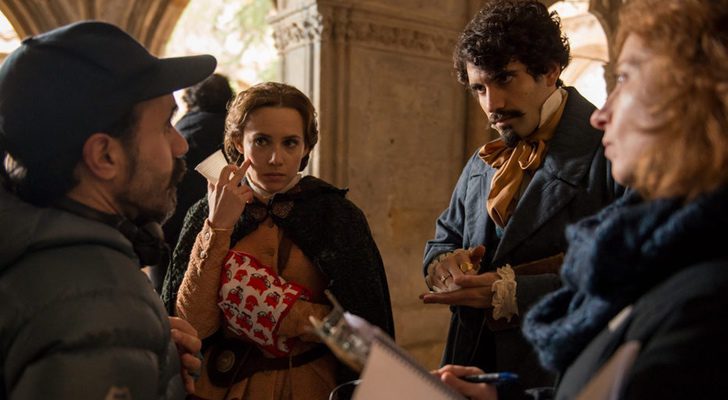 Aura Garrido y Tamar Novas en el rodaje de la tercerda temporada de 'El Ministerio del Tiempo'