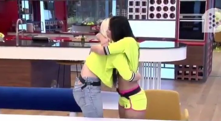 Daniela Blume se abraza con la profesora de Latin Fit en 'GH VIP 5'