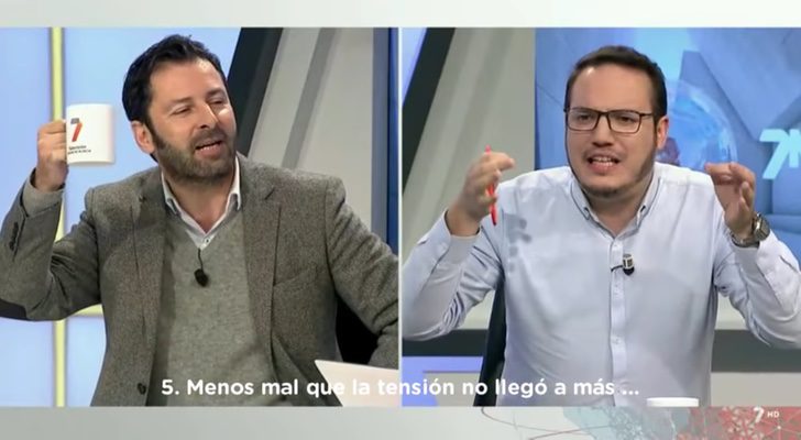 José Antonio Martínez-Abarca, a la izquierda, amenazando con su taza