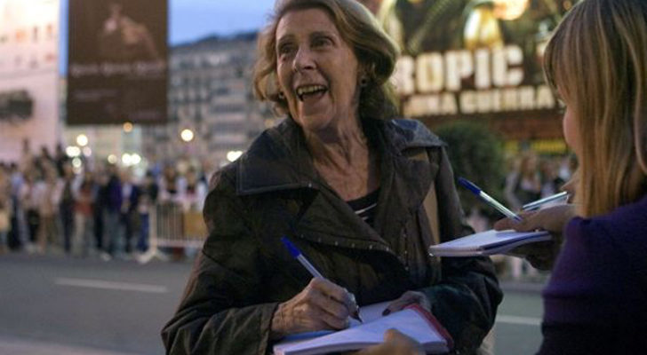 Mariví Bilbao firmando un autógrafo