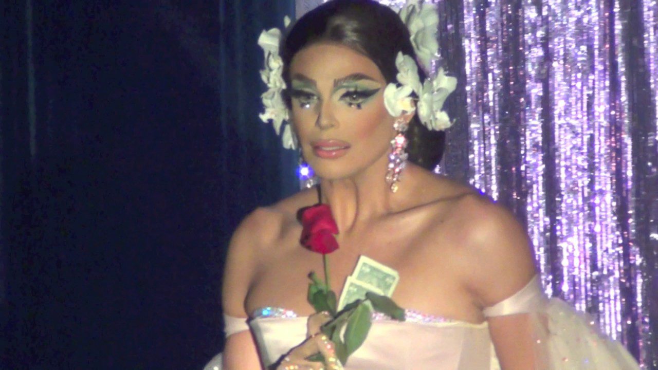 Valentina, caracterizada como Isabel Pantoja durante la interpretación de "Así fue"