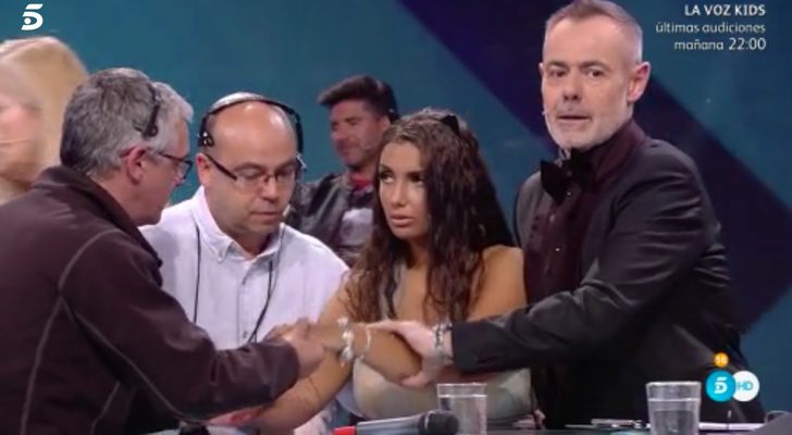 Dos regidores de &#39;GH VIP 5&#39; ayudan a salir a Elettra del plató tras su mareo en directo
