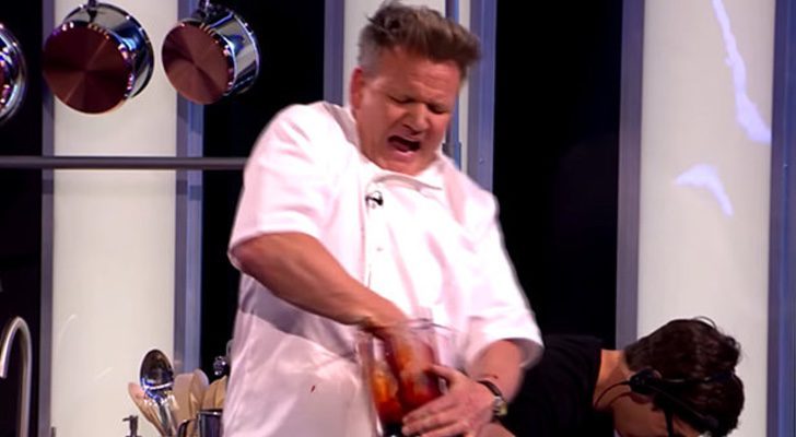 Gordon Ramsay finge un accidente en &#39;The Nightly Show&#39;