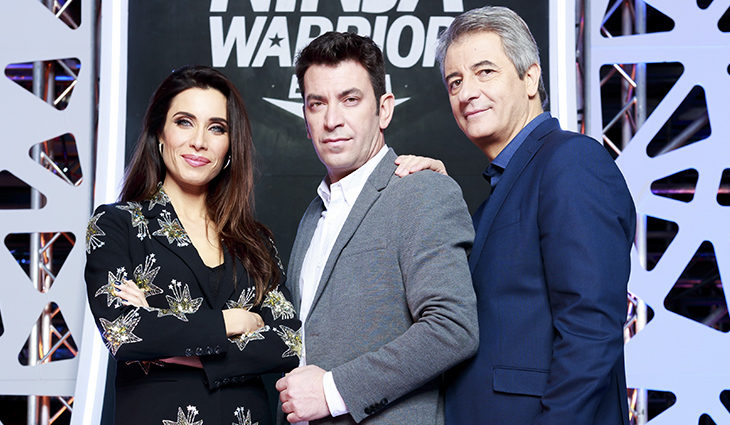 Pilar Rubio, Arturo Valls y Manolo Lama en 'Ninja Warrior' <span> Atresmedia. Roberto Garver </span>